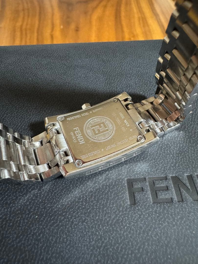 FENDI スクウェアフェイス 7000L 文字盤ホワイト レディース