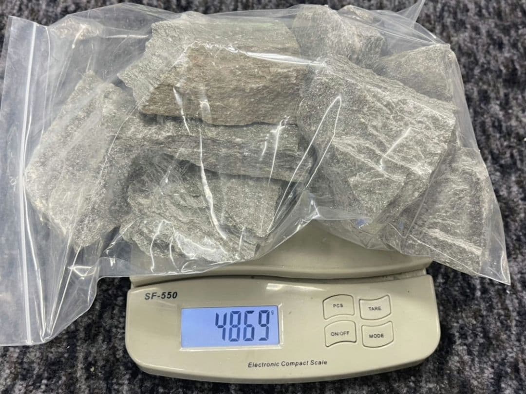 平均0.5μSv 高純度バトガシュタイン鉱石（ラドン鉱石）　4.8kgまとめ売り