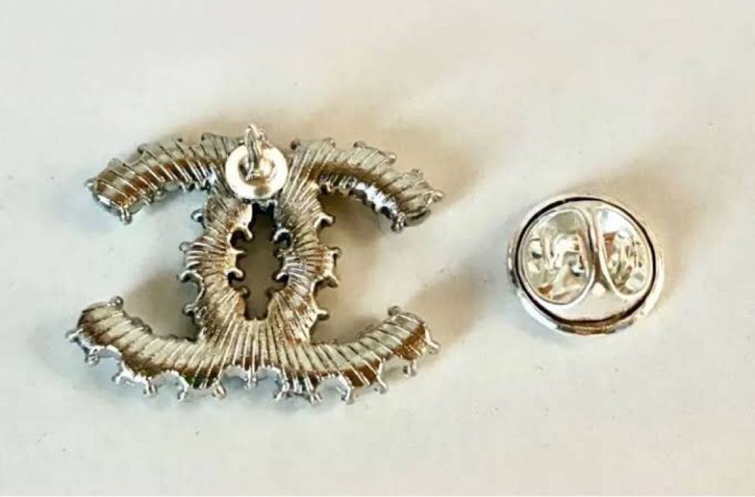 ぴよぴな！CHANEL クリスタルロゴブローチ