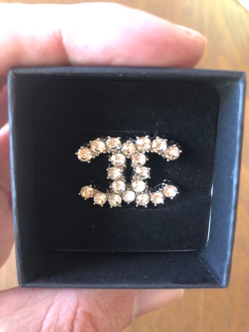 ぴよぴな！CHANEL クリスタルロゴブローチ