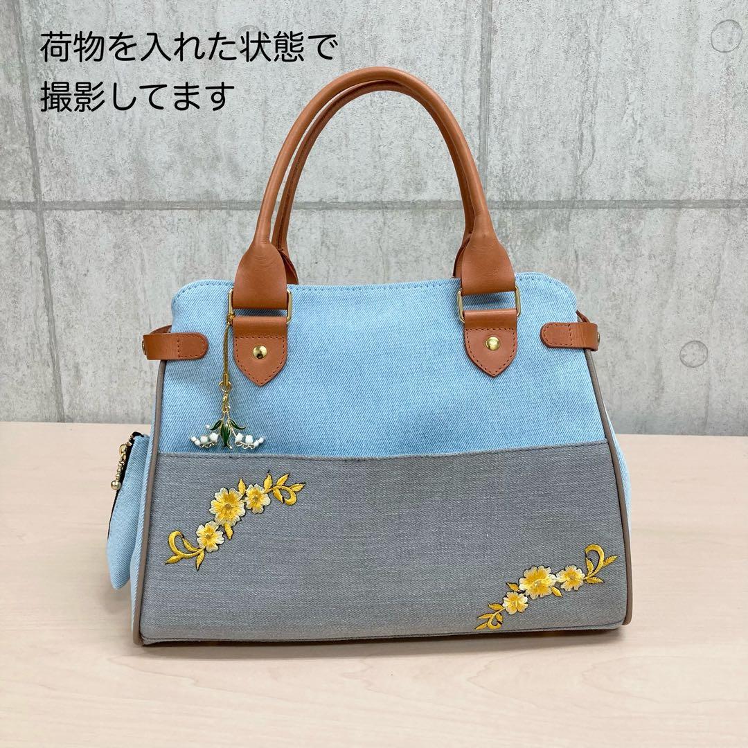 デニムリメイク✖︎本革　2wayハンドバッグ　刺繍花柄　チャーム 底板底鋲付き
