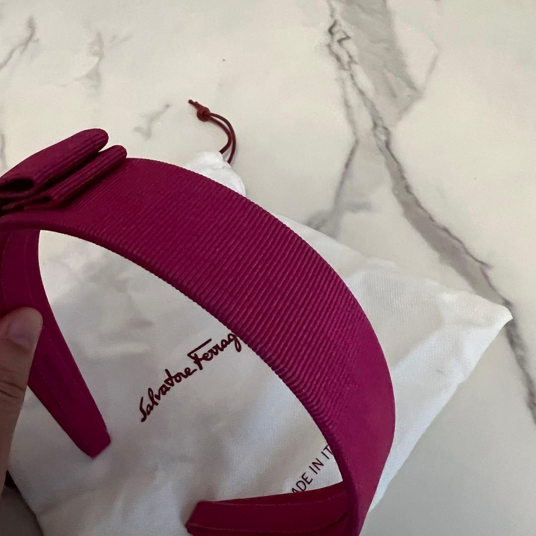 フェラガモ　カチューシャ　ピンク　リボン　ほぼ新品