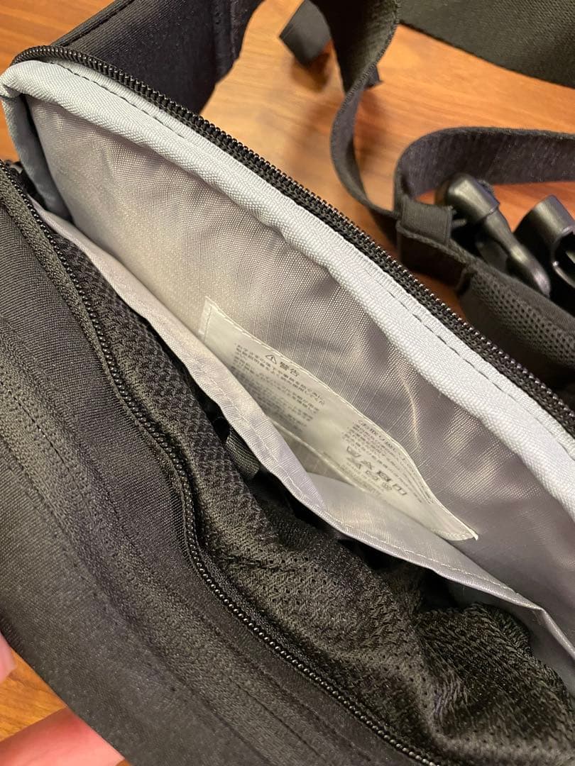 ポムル　POMULU ブラック スリングバッグ