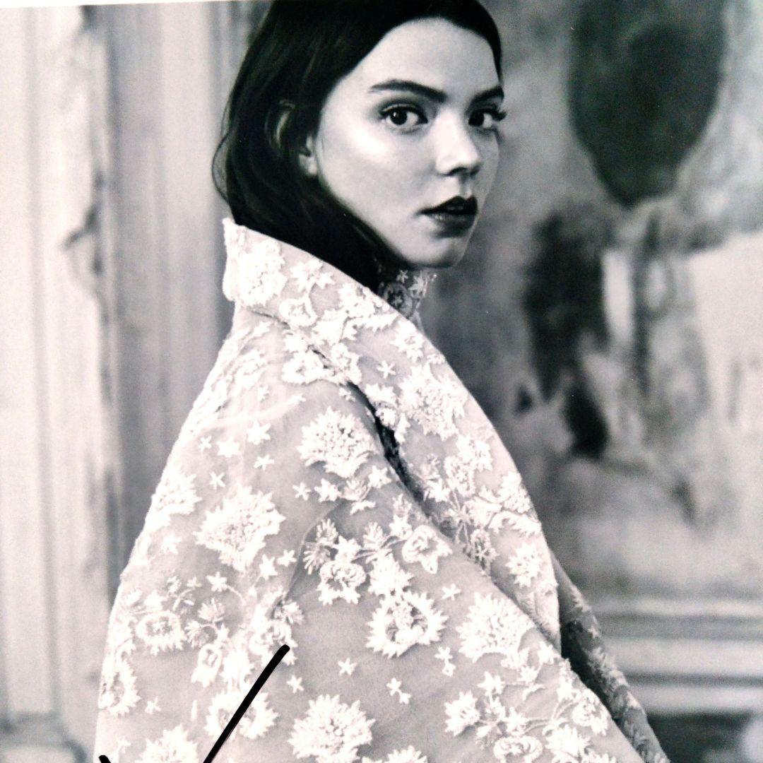 アニャ・テイラー=ジョイ直筆サイン入り超大型写真…ミスター・ガラス