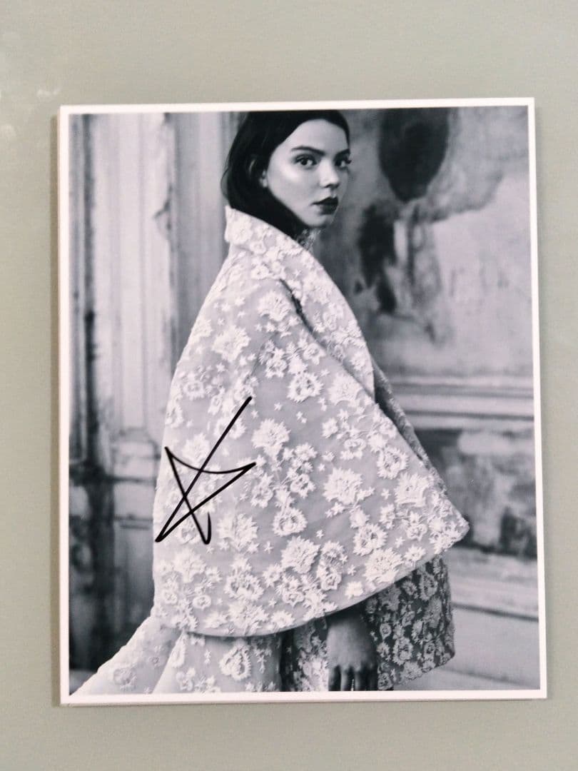 アニャ・テイラー=ジョイ直筆サイン入り超大型写真…ミスター・ガラス