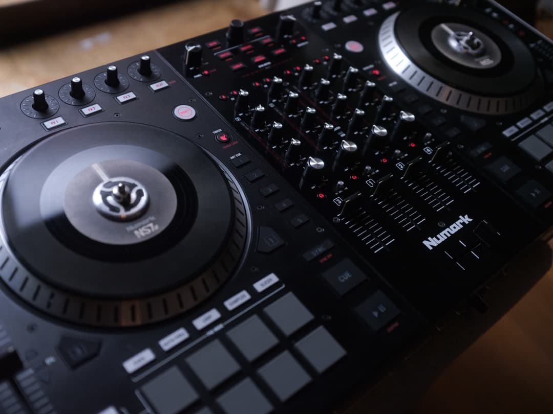 【値下げ】Numark NS7 Ⅱ DJコントローラー (プラッター回転自走)