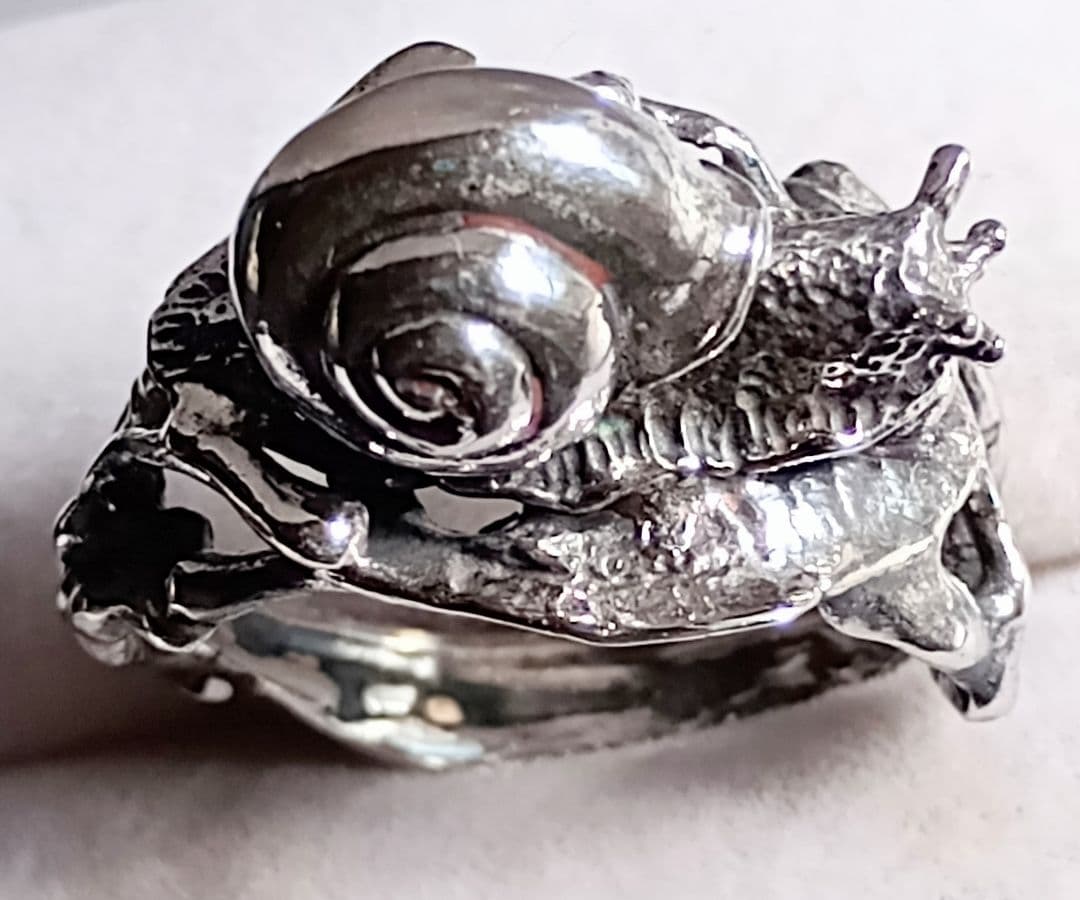 只今コスメルダさん専用ページのカタツムリのシルバーリングです。