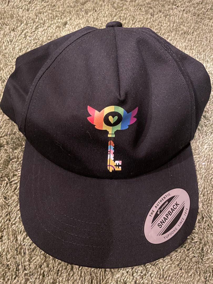 ハズビン・ホテルへようこそ プライドマンス ロゴ キャップ