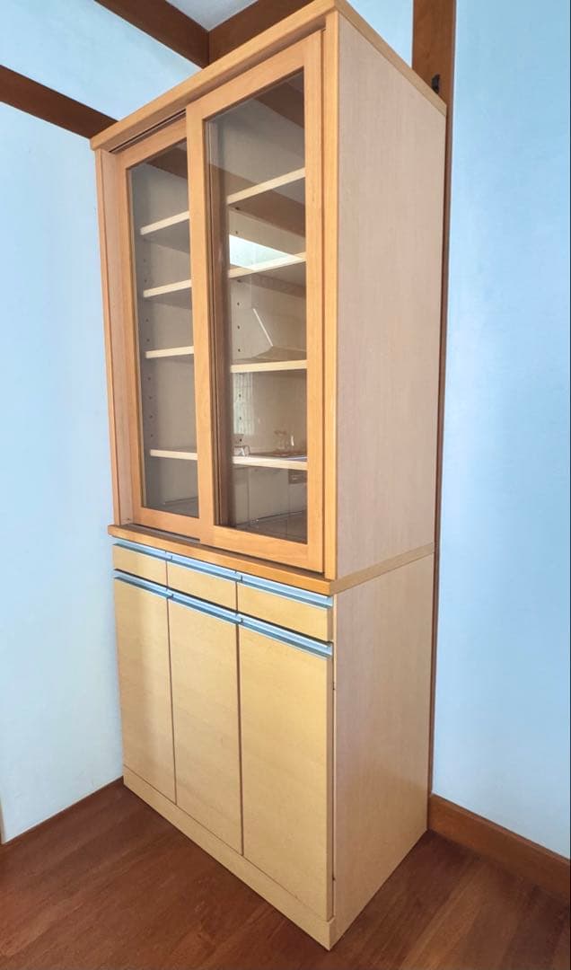 ナチュラルウッド 食器棚 ガラス戸付き／引き取り希望です！