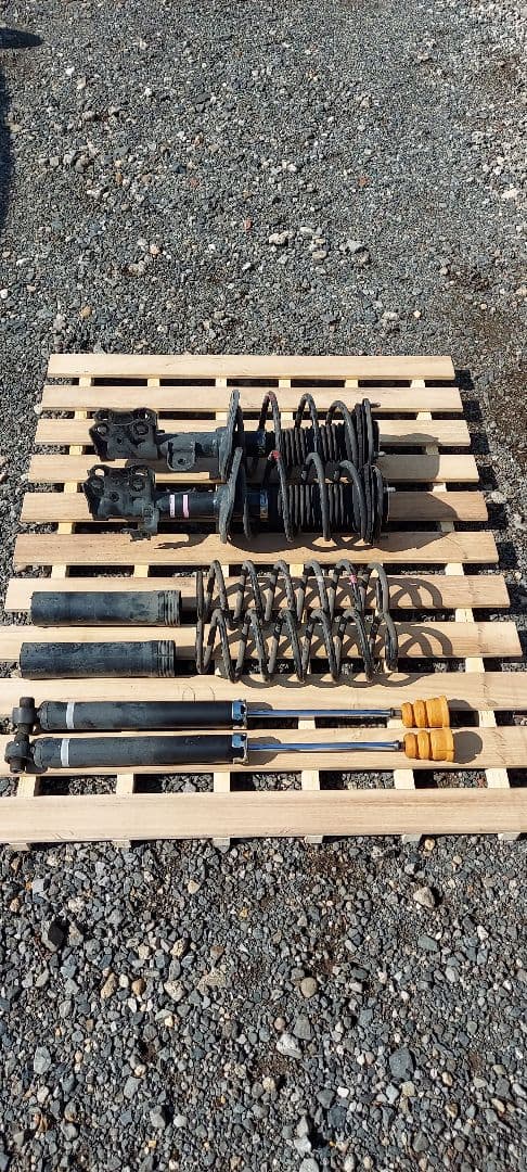 30プリウス純正サスペンションキット(ショックアブソーバー、スプリング)