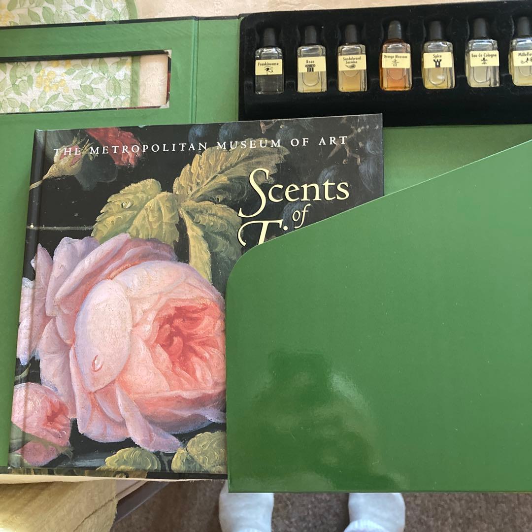 英語が分かる方。香水のサンプルが入った美しい本です。 ご興味のある方へ。