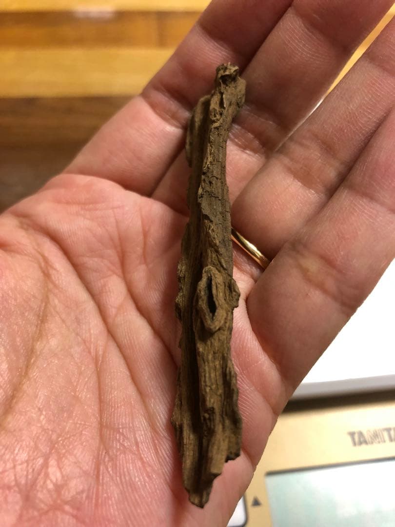 ベトナム産高品質沈香伽羅3.5g香木水に沈みます。