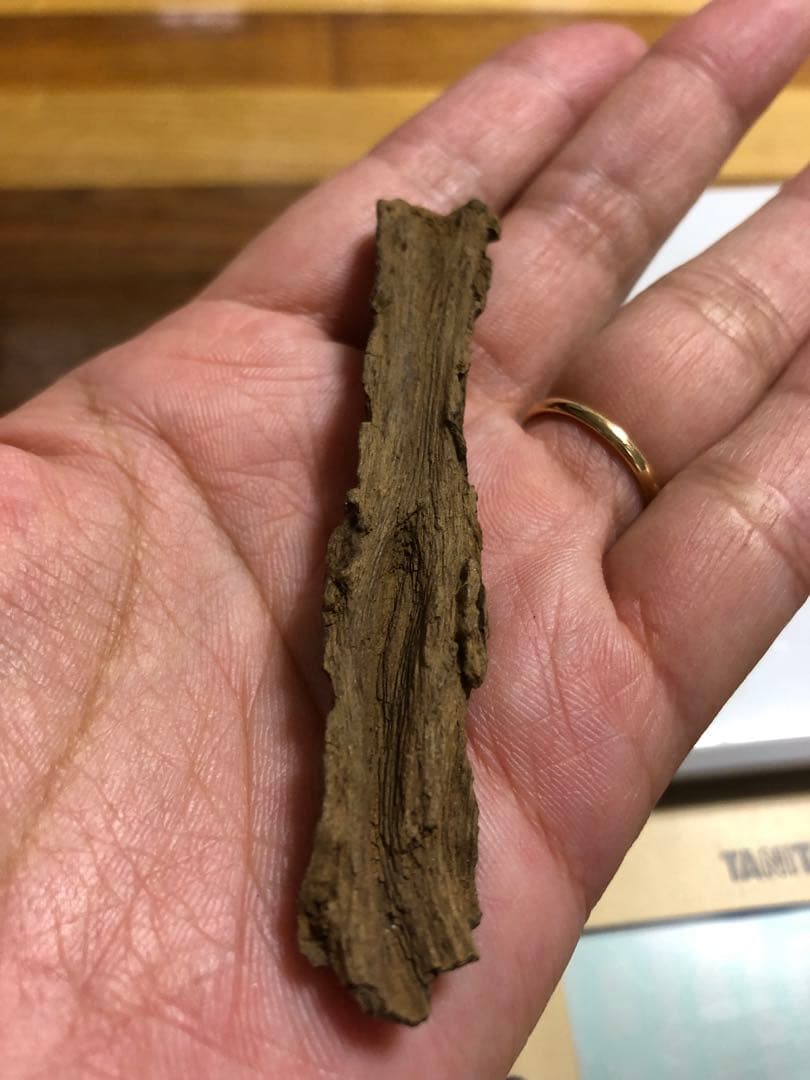 ベトナム産高品質沈香伽羅3.5g香木水に沈みます。