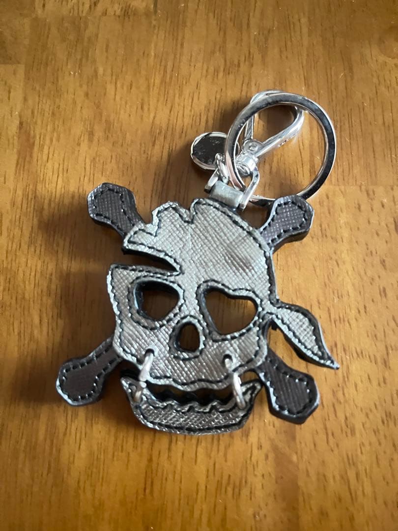 美品！プラダ　スカル　キーホルダー
