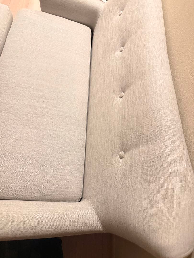 グレーのファブリック2人掛けソファ