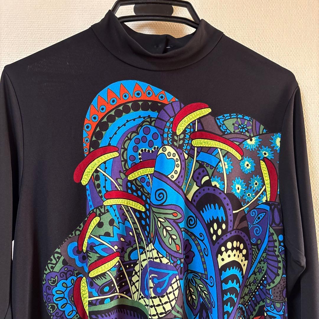 【未使用に近い】✨トクコプルミエヴォル✨黒地にダイナミックな柄の長袖チュニック❣️