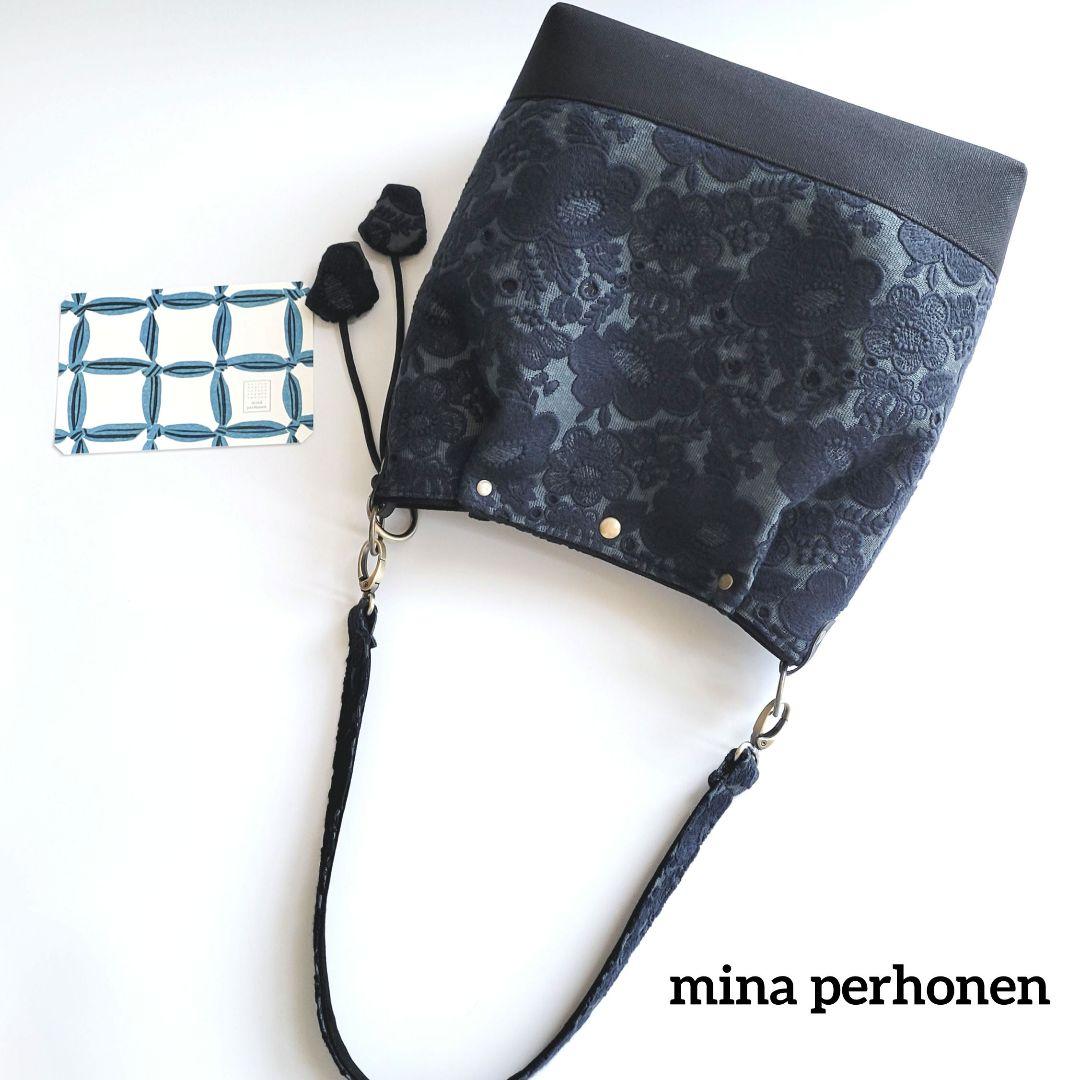 ミナペルホネン　大きめショルダーバック 新作smile flower