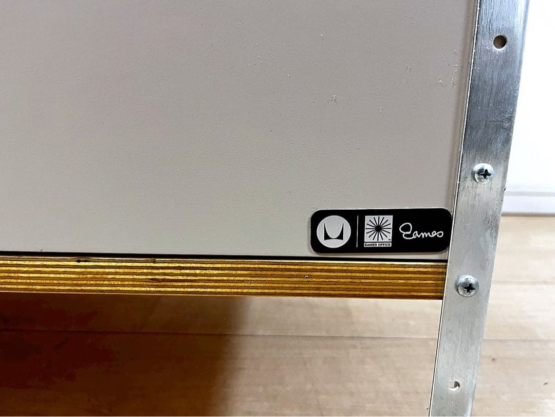 f1_11Herman Millerイームズストレージユニット4段2列