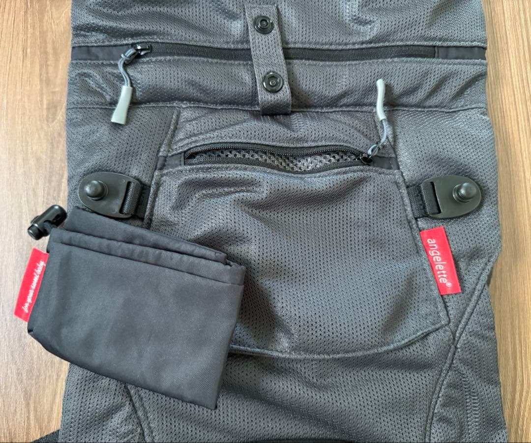 アンジェレッテ ベビーキャリアオン チャコールグレー