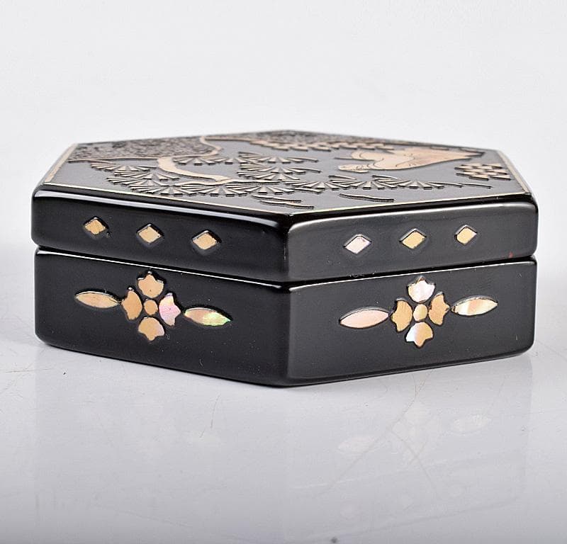 茶道具　源陵香作　青貝螺鈿　六角松人物図　香合　共箱　V　3573