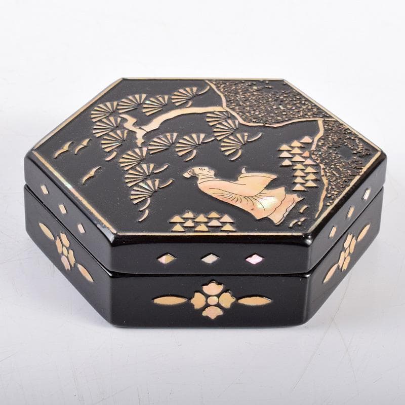 茶道具　源陵香作　青貝螺鈿　六角松人物図　香合　共箱　V　3573