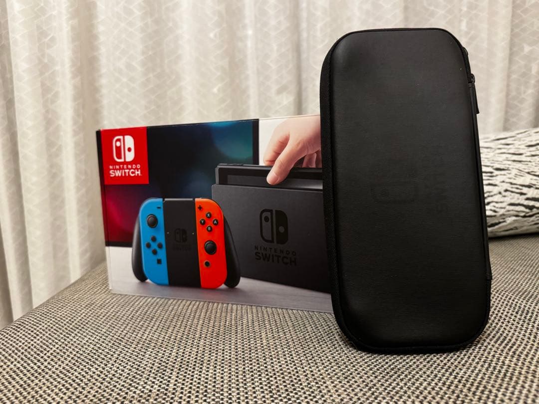 Nintendo Switch本体とキャリングケース