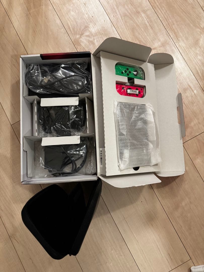 Nintendo Switch本体とキャリングケース