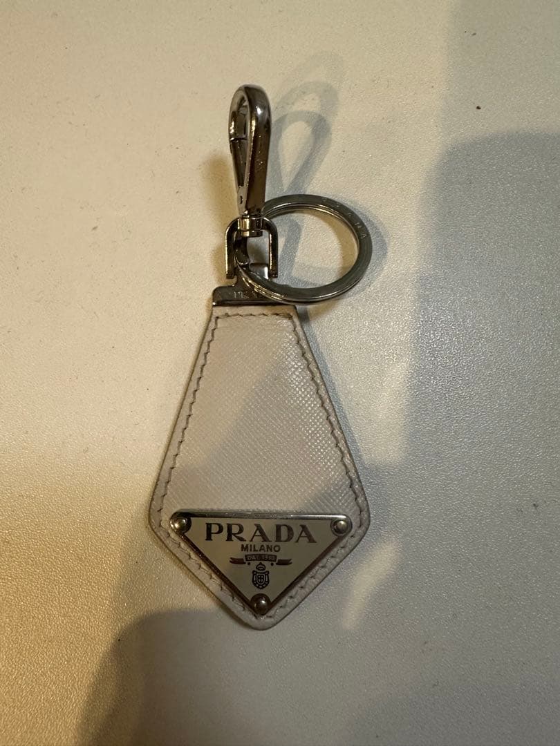 PRADA ホワイトレザー キーホルダー