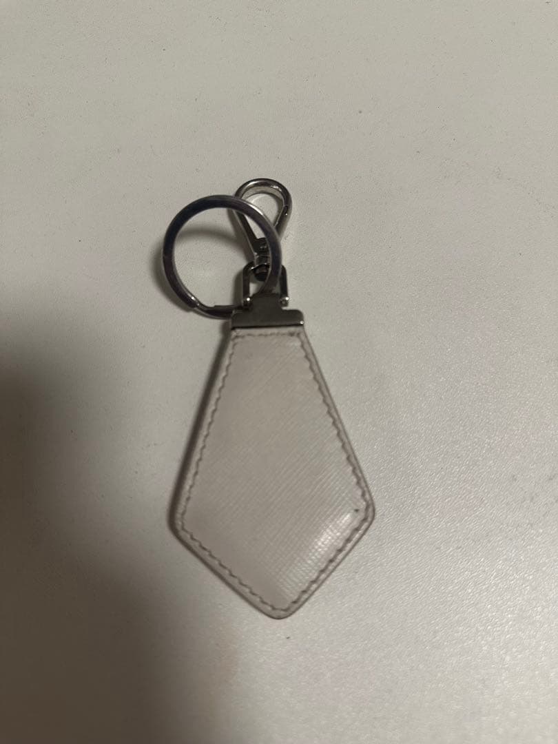 PRADA ホワイトレザー キーホルダー
