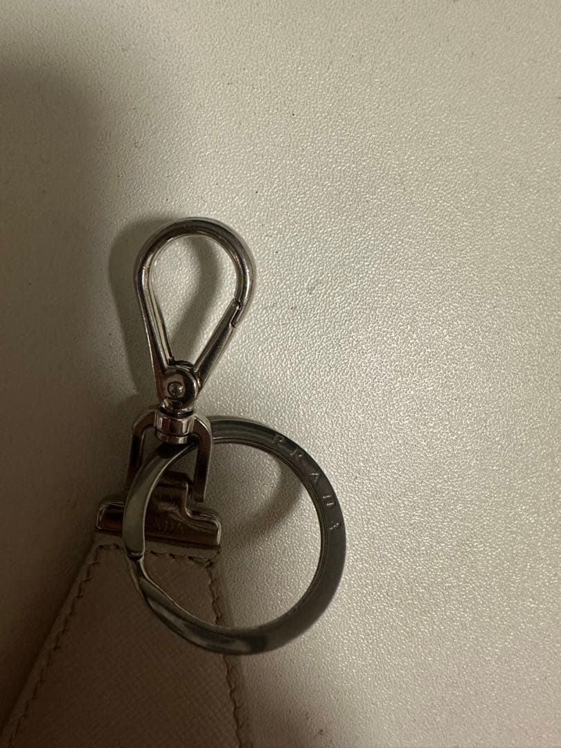 PRADA ホワイトレザー キーホルダー