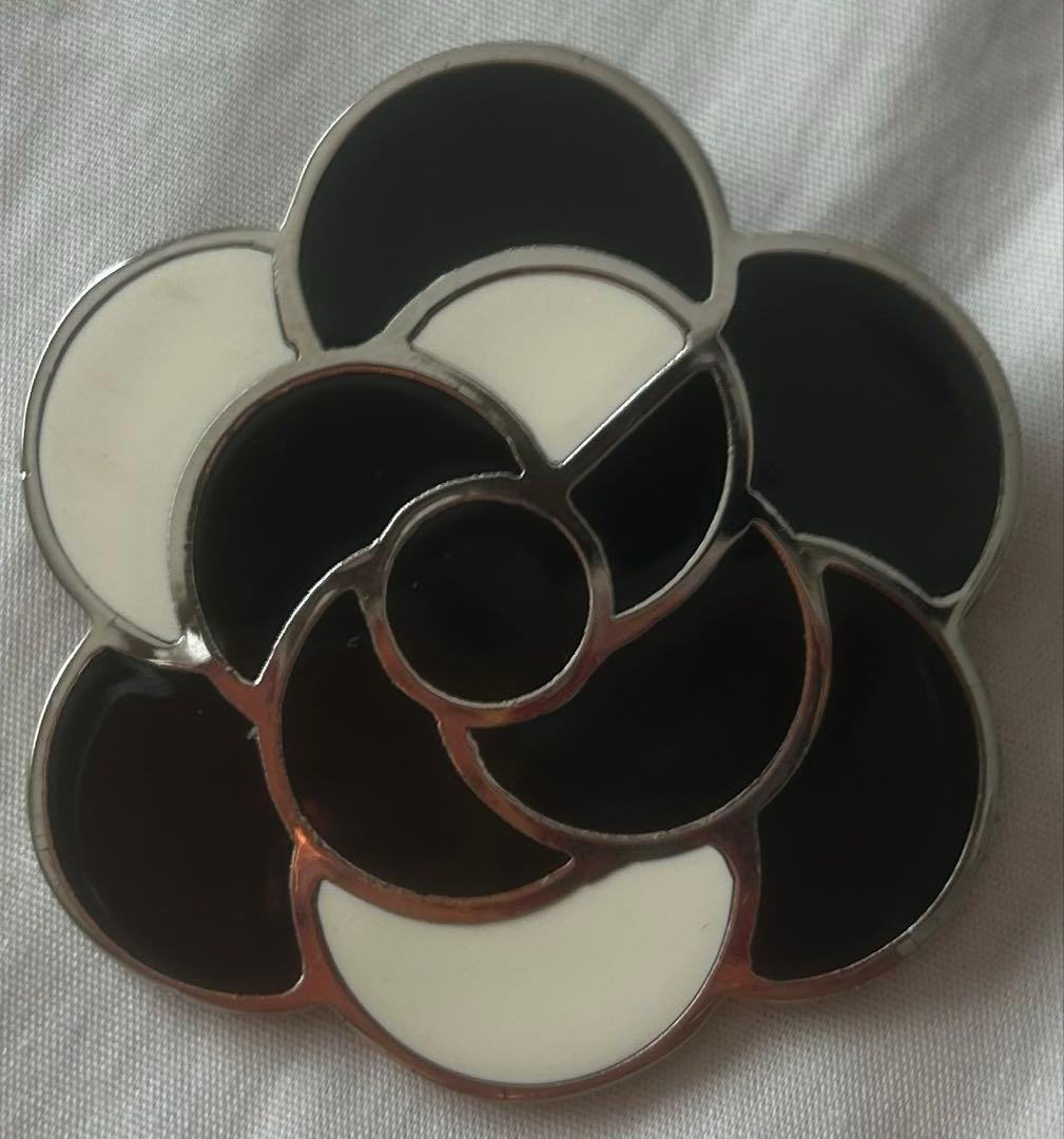 中古　美品　CHANEL シャネル　黒　白　カメリア　ブローチ