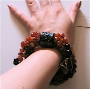 新品未使用　ANGELA CAPUTI ブラウンのゴムバングル