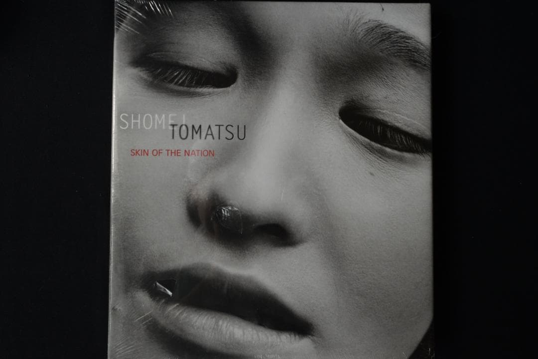 【Si Tomatsu：Skin of the Nation 東松照明】