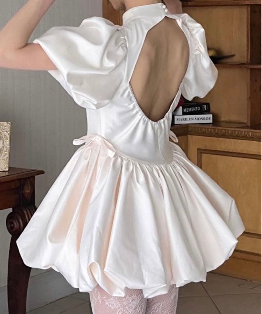 お値下げ不可treat ürself サテンバルーンぺプラムミニワンピース