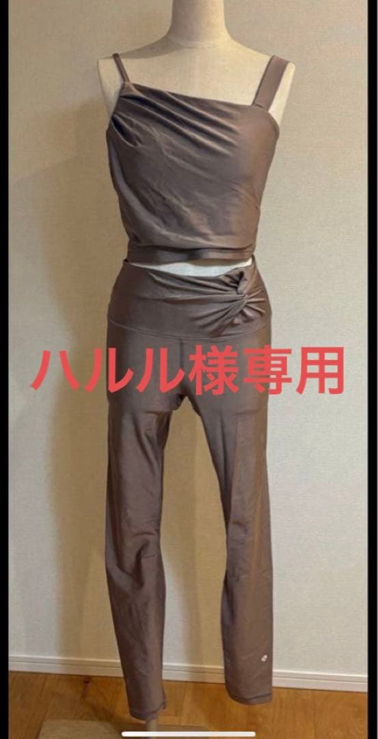 【ハルル】SUKALA シャインストレッチアシンメトリーブラトップレギンス