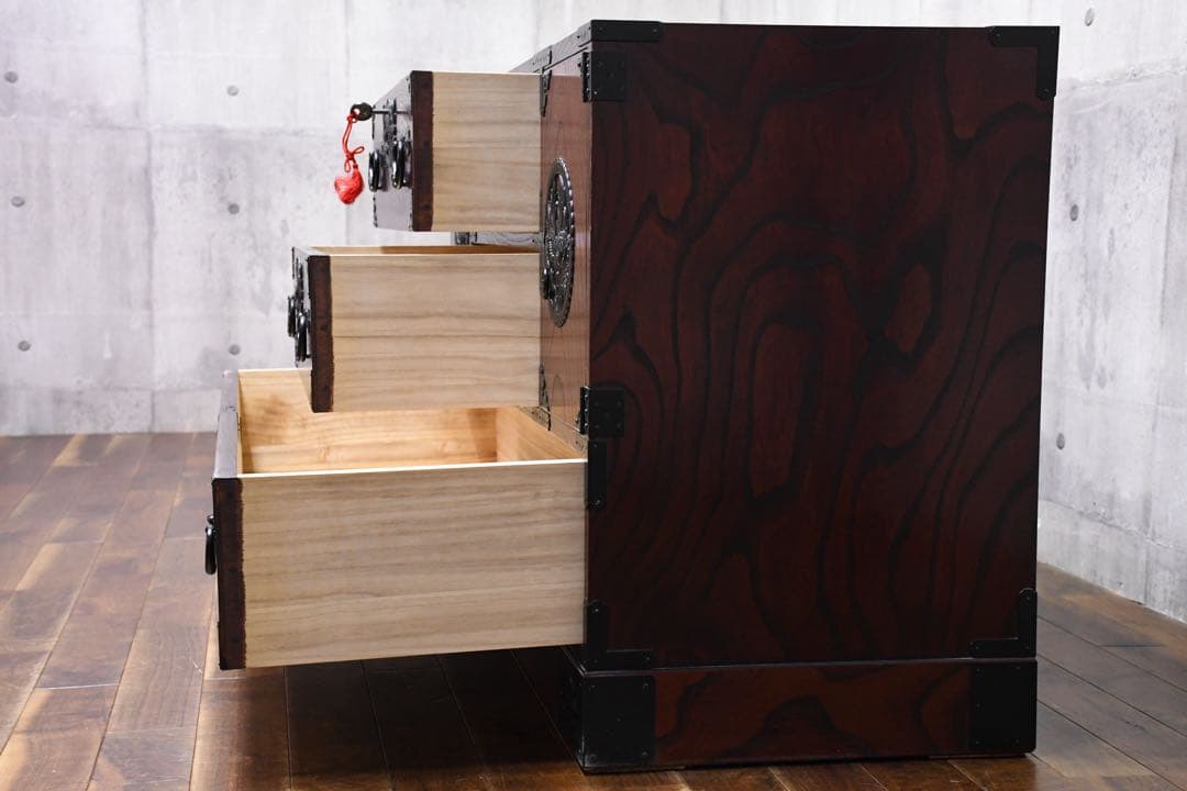 EIK72 仙台民芸箪笥 四尺横長箪笥 ケヤキ 欅拭き漆塗り 鍵付き 隠し収納