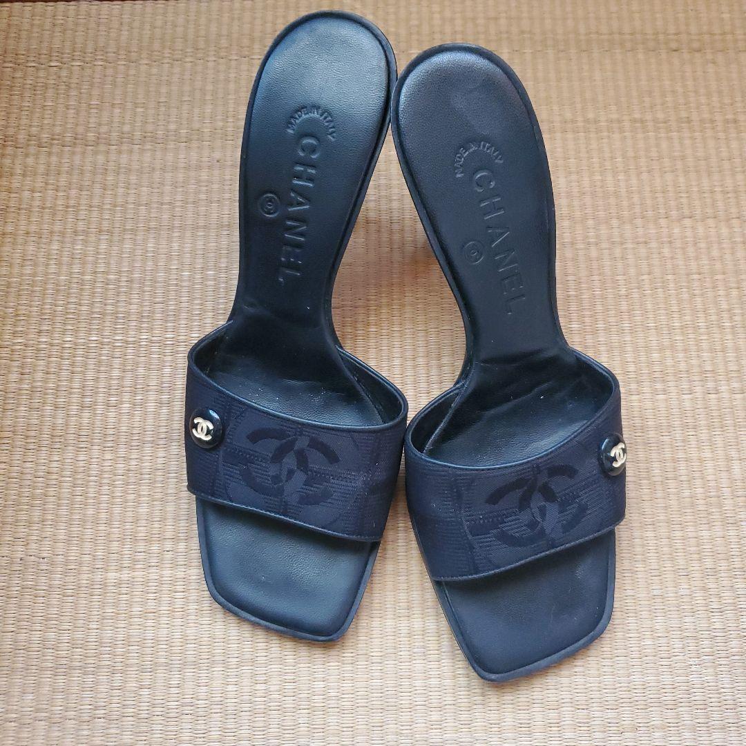 CHANEL 黒 ミュール ロゴ入り