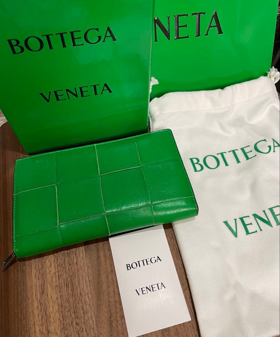 BOTTEGA VENETA ／美品グリーンレザー長財布