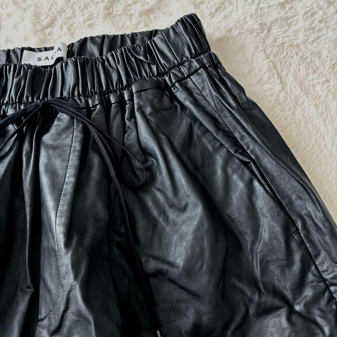 美品✨SACRA サクラ 23AW フェイクレザー ショート パンツ ブラック
