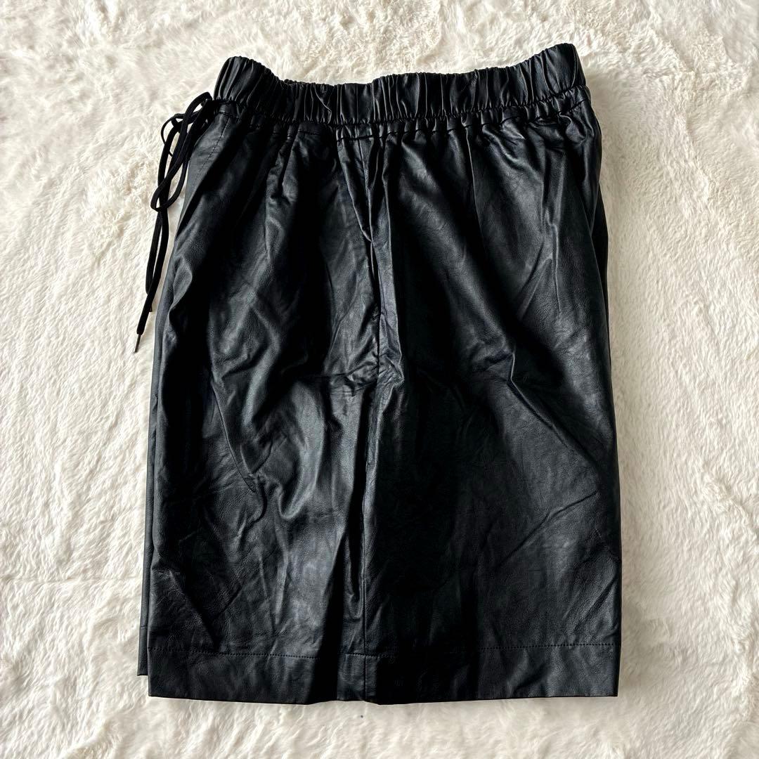 美品✨SACRA サクラ 23AW フェイクレザー ショート パンツ ブラック