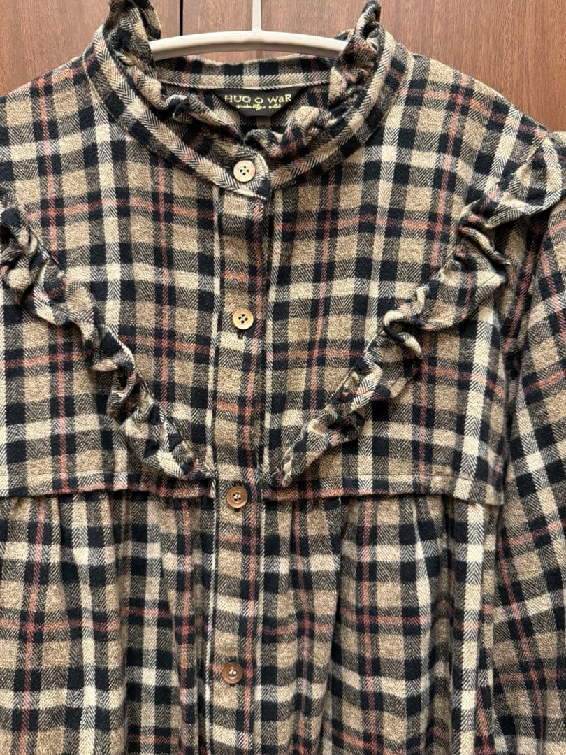 ハグオーワー ネルチェックフリル スタンドカラーブラウス