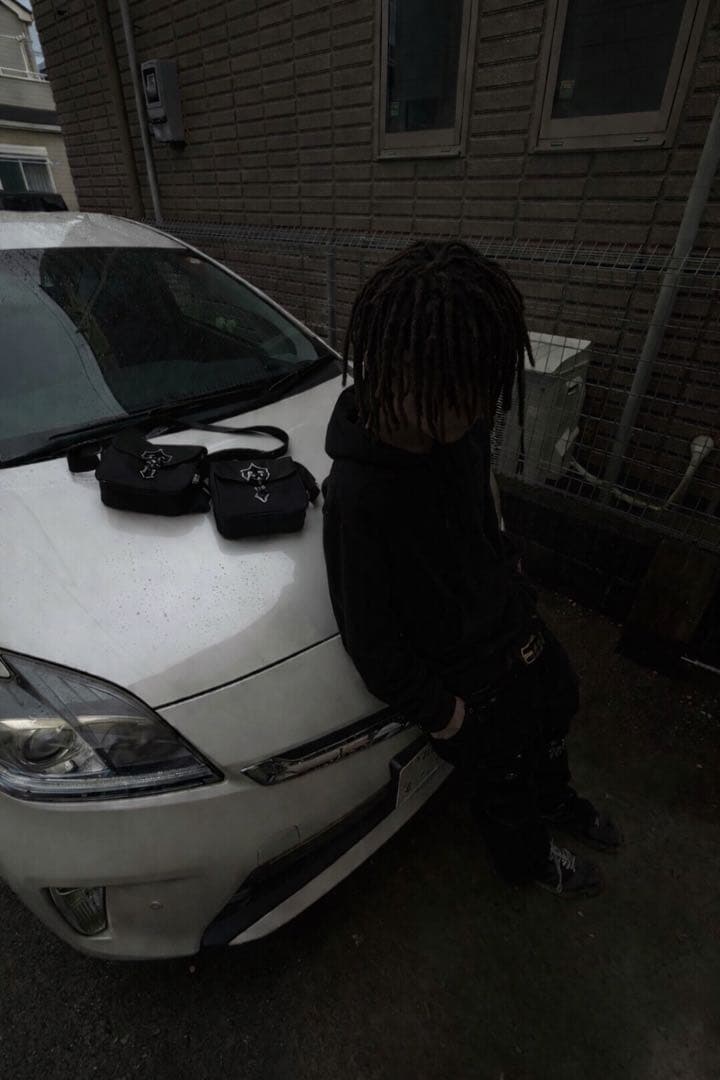 KSUBI ブラック スリムフィット デニムパンツ