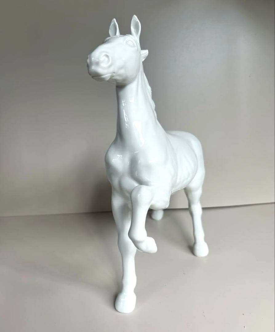 11月27日迄の掲載： ☆ 鍋島大吾作　白磁 駿馬　陶器彫刻