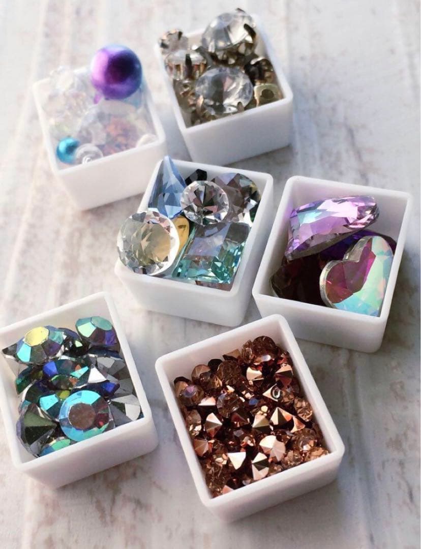 ✧1点物✧豪華✧miniケース入り✧ガラスビジュー✧チャトン✧パーツ詰め合わせ✧