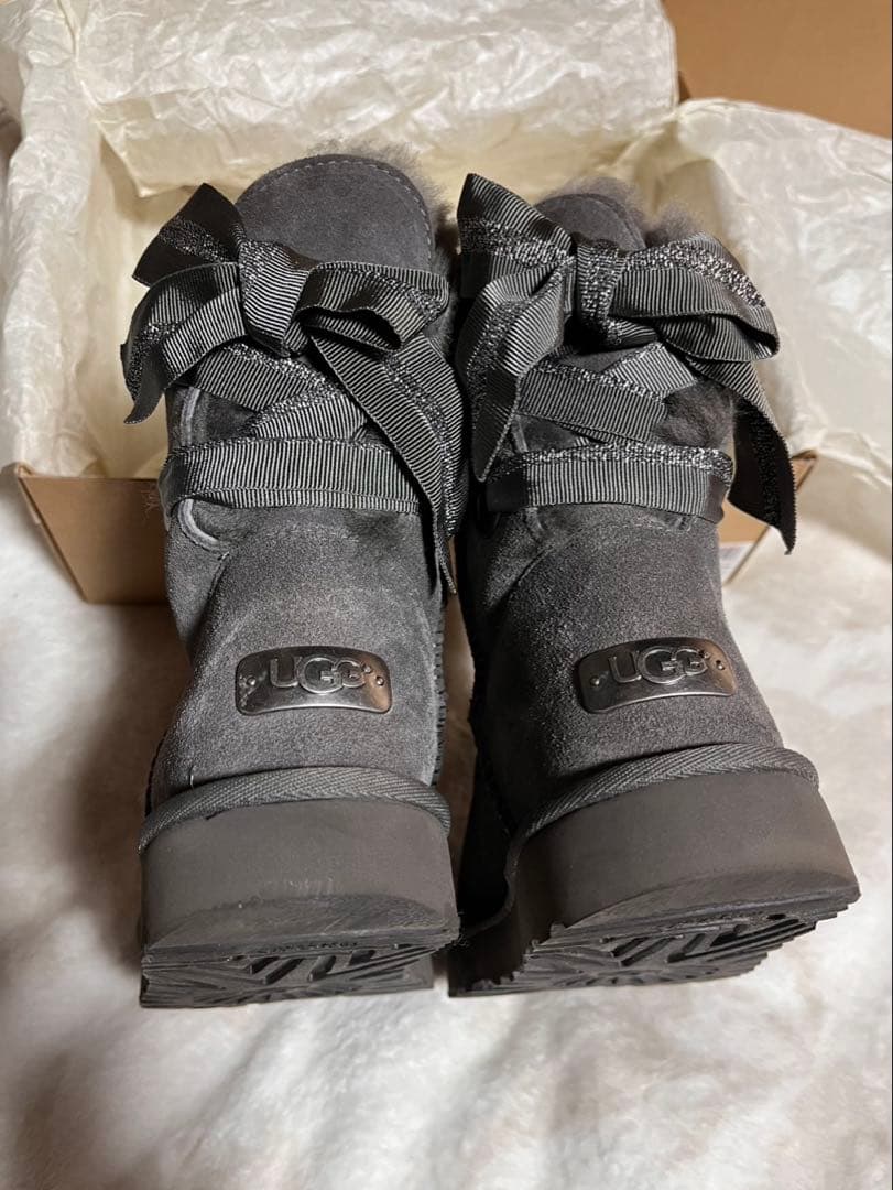 UGG グレー リボン付き ムートンブーツ　ケアプロテクターと替えリボン付き