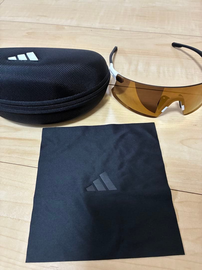 アディダス　シールドフレームサングラス