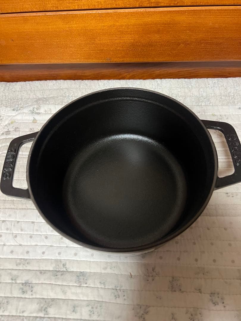 新品未使用　STAUB ストウブ ココット ラウンド 18cm ブラック 鋳物鍋
