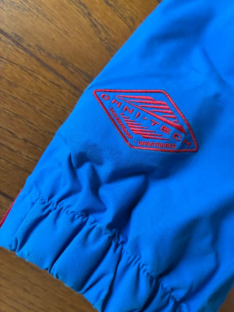 青いフード付きスキーウェア