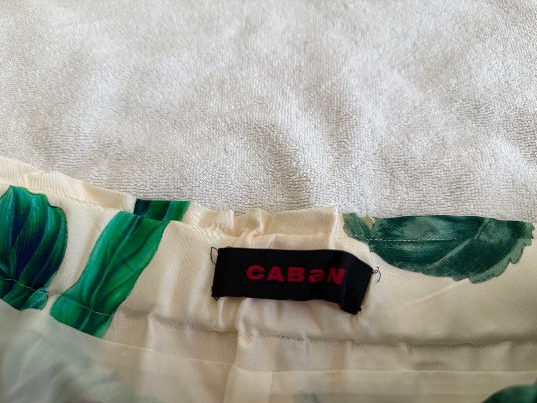 caban ボタニカルプリントパンツ