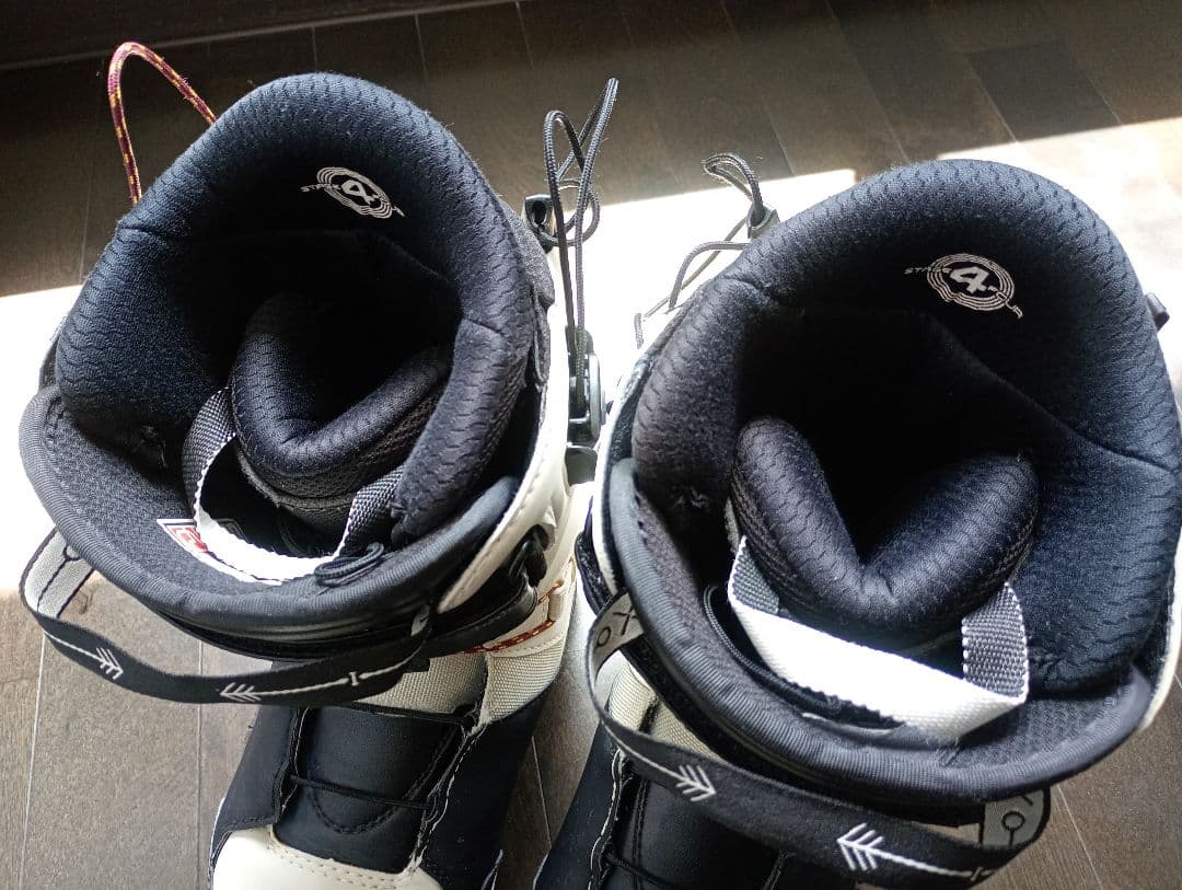 DEELUXE EMPIRE LARAスノーボードブーツ ホワイト/ブラック